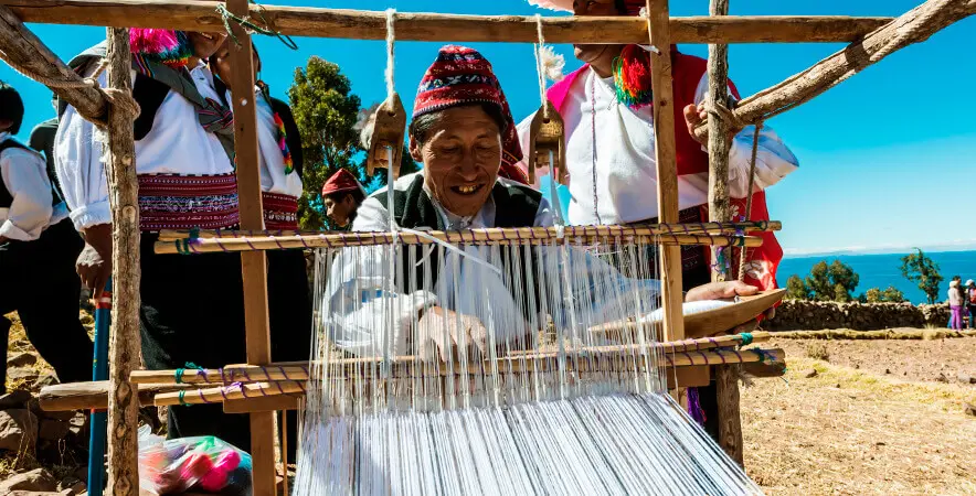 el arte textil de taquile resumen - Cómo se realiza el arte textil de Taquile