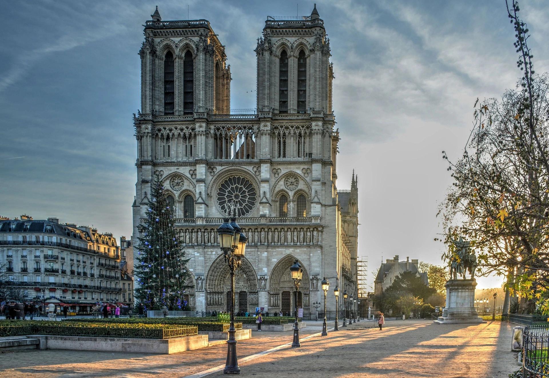 catedral de notre dame historia resumida - Qué es Notre Dame resumen