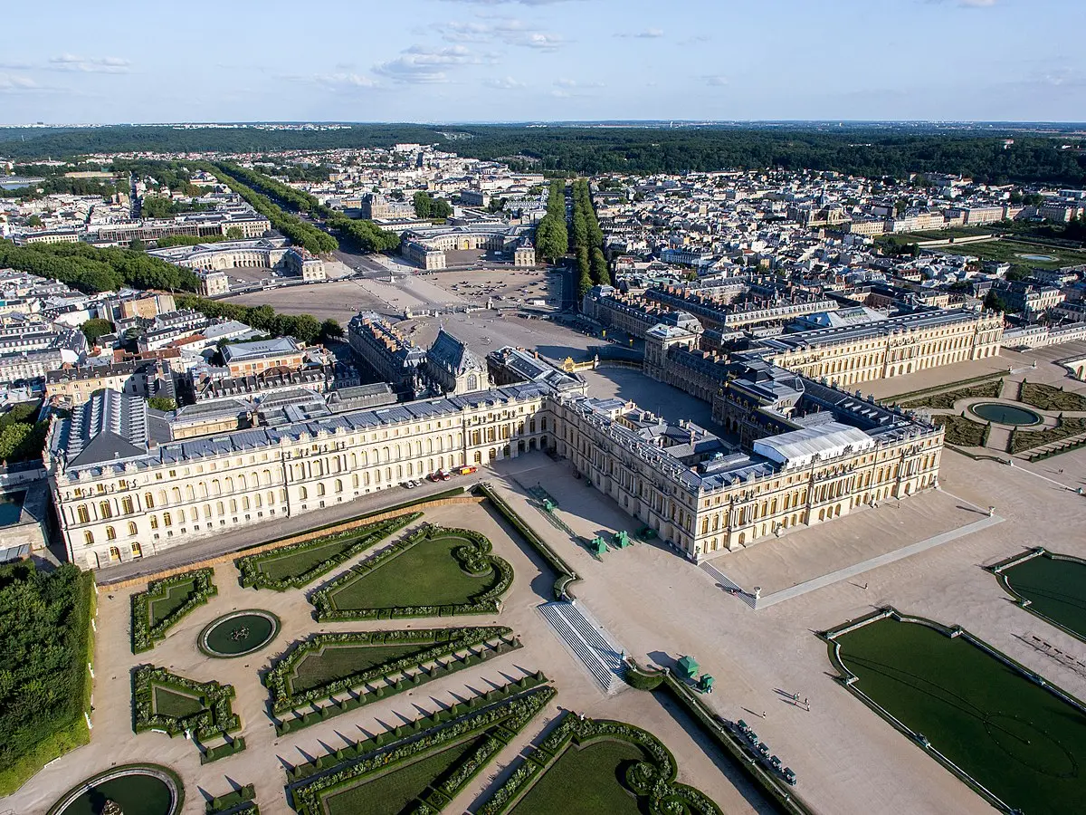 historia del palacio de versalles resumen - Qué le pasó al Palacio de Versalles