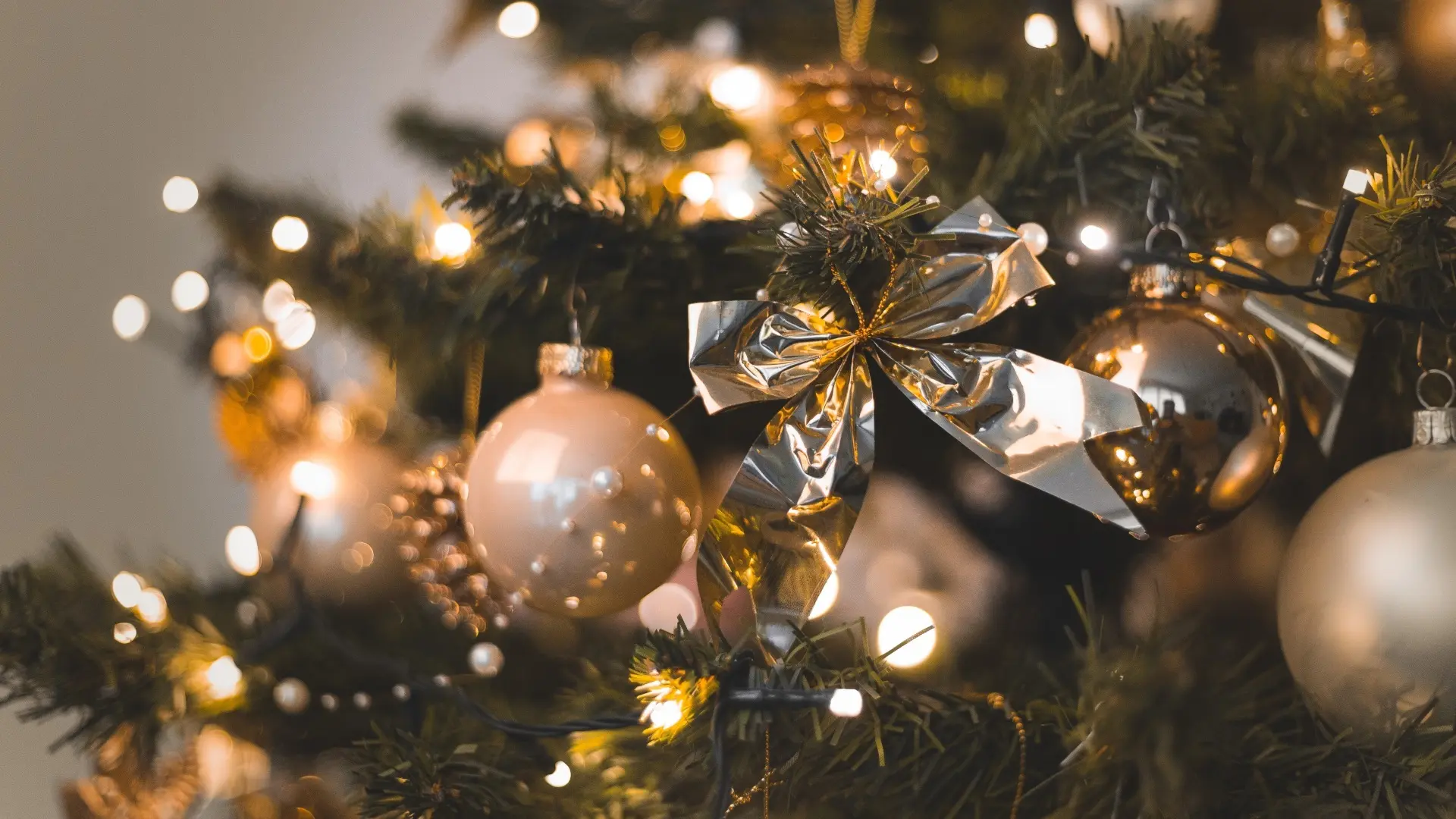 historia del arbol de navidad resumen - Quién originó el árbol de Navidad